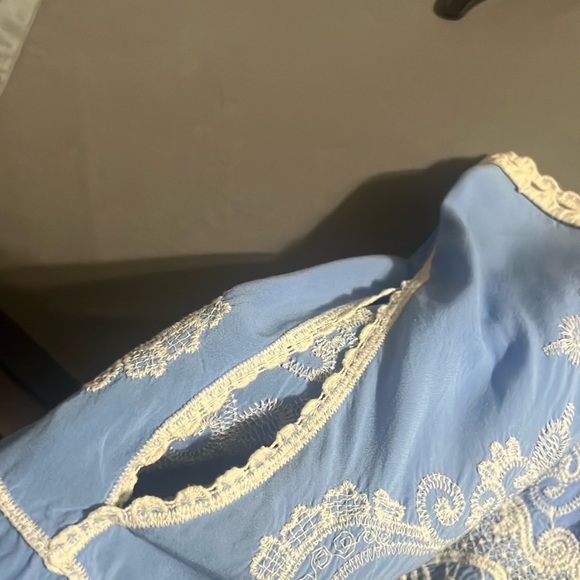 Sz XS Democracy Sky Blue Boho Embroidered Cold Shoulder Split Sleeve Shirt - Picture 4 of 4